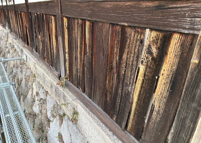 三木市で擁壁の焼杉を貼り替える前の様子