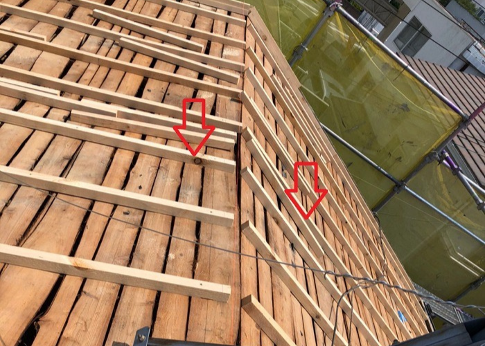 加西市　屋根葺き替え工事で垂木を取り付けている様子