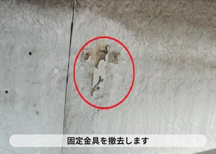 宝塚市　雨樋工事で固定金具を撤去している様子
