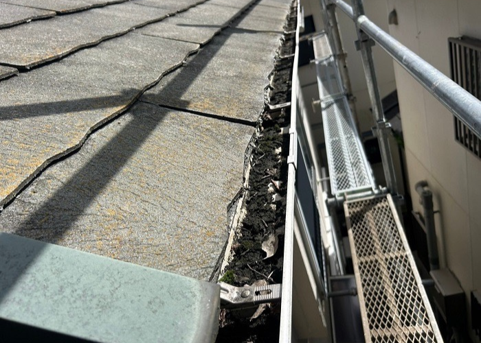 三木市で雨樋に溜まる落ち葉対策として落ち葉除けネット取り付けを行う前の様子