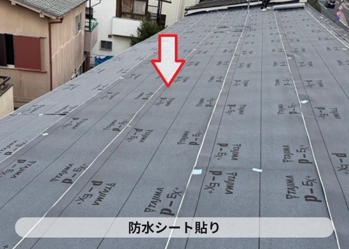 三木市の貸店舗で格安の屋根リフォームとしてスレート屋根の雨漏りを解消する現場で防水シート貼り