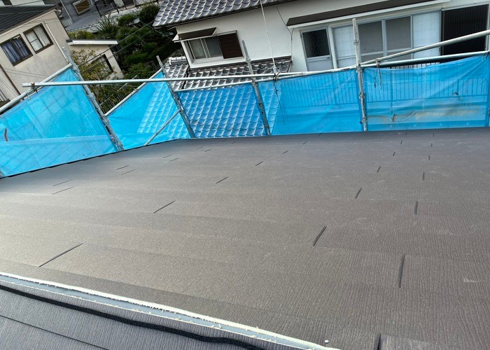 神戸市灘区　スレート屋根のカバー工法でガルテクトを葺き終えた様子