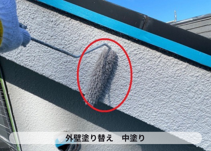 尼崎市　外壁塗り替えで日本ペイントラジカル制御を使用して中塗り