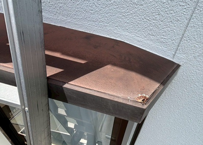 三木市で出窓上の板金補修としてガルバリウム鋼板を使用する前の様子