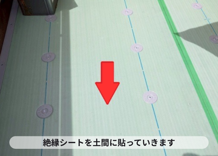 丹波市　大和ハウス戸建てのベランダシート防水を優良業者が貼り換えで絶縁シートを土間に貼っている様子