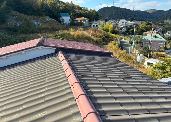 猪名川町　緩傾斜な屋根に強い立平を用いた葺き替え工事を行う前のセキスイ瓦