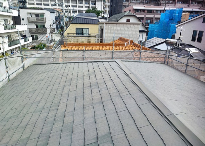 神戸市中央区で3階建てスレート屋根への重ね葺き工事を行う前の様子