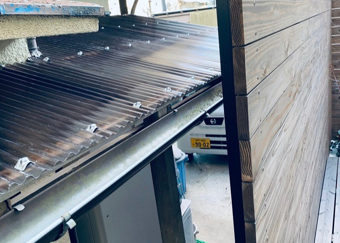 神戸市灘区　物置通路屋根のポリカ波板を貼っている様子