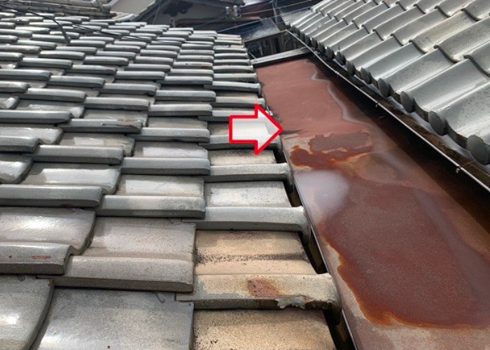 伊丹市　連棟屋根の板金工事を行う前の錆びた板金の様子