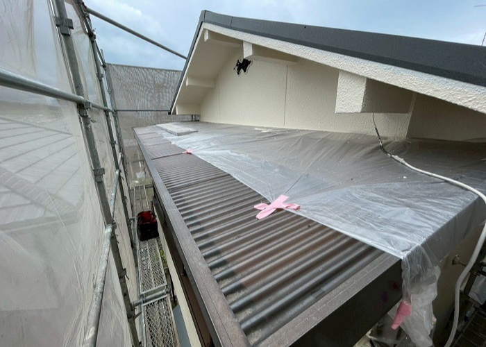 三木市で2階ベランダ屋根の波板をタキロンポリカ波板へ張り替える前の様子