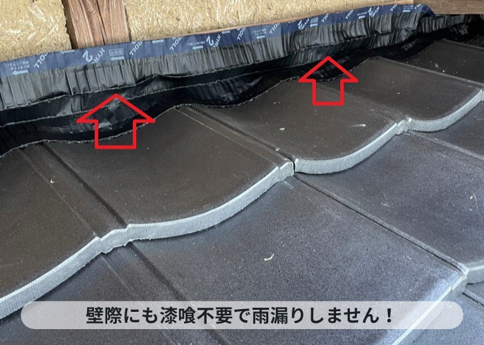 神戸市北区　壁際にハイロールを貼っている様子