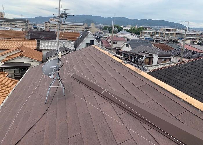 伊丹市　風災を受けたカラーベスト屋根を部分修理する前の様子