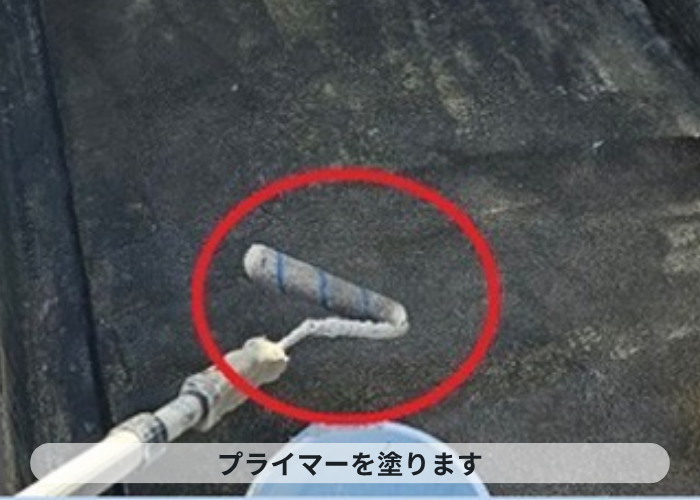 伊丹市　2階建てアパートの雨漏り修理でプライマーを塗っている様子