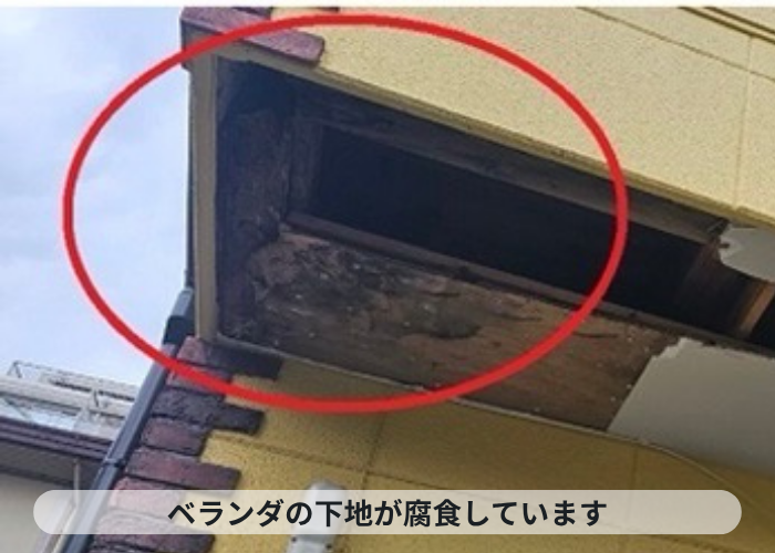 伊丹市　ベランダ下の軒天修理で腐食した下地材を確認している様子