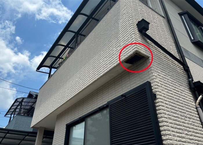 芦屋市　ベランダ下の軒天が剥がれて修理を行う前の様子
