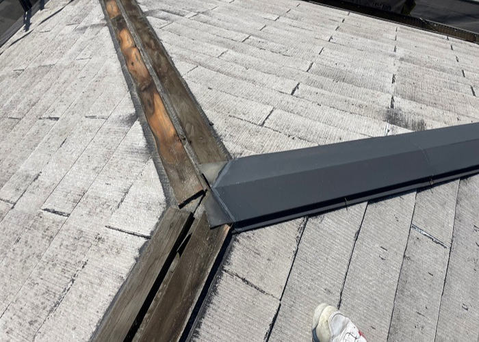 伊丹市で台風で飛散した3階建てスレート屋根の棟板金を交換する前の様子