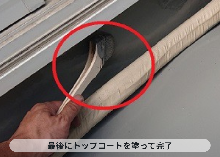 神戸市灘区　ベランダ防水の仕上げとしてトップコートを塗っている様子