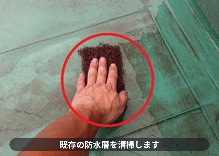 伊丹市　マンションの屋上防水工事でケレン清掃している様子