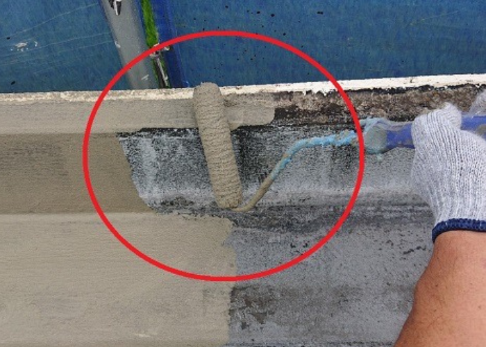 神戸市灘区　屋上防水工事でセメントを塗っている様子