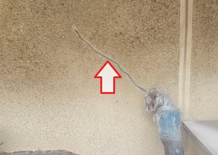 猪名川町　Uカットシール工法でひび割れ部分に溝を掘っている様子