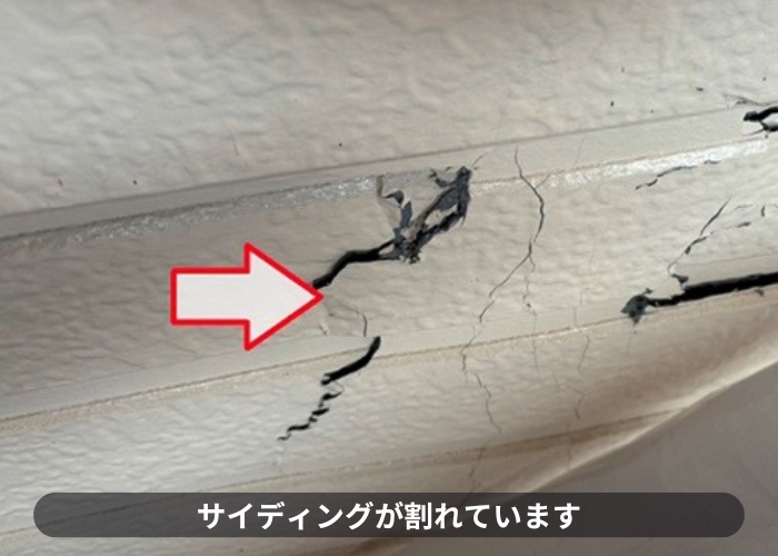 猪名川町　外壁補修工事を行う現場のサイディングに穴が空いている様子