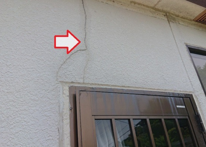 宝塚市　外壁補修で雨漏り原因となっているひび割れ補修を行う前の様子