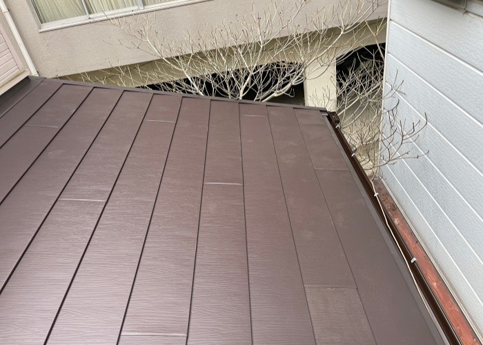 西宮市でスレート屋根の重ね葺きを行った後の様子