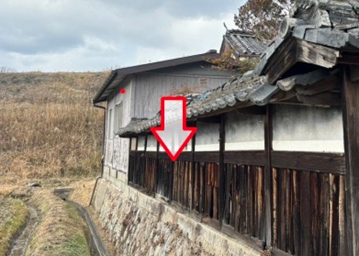 三木市で擁壁の焼杉を貼りかえる現場