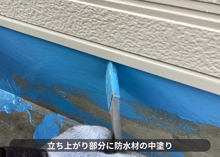 伊丹市　ウレタン防水工事で立ち上がり部分を中塗り