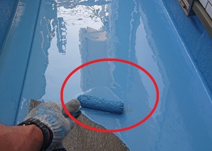 三木市　ベランダ床にウレタン防水を中塗り