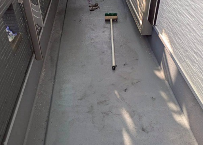 宝塚市でベランダ防水工事としてＦＲＰ防水のメンテナンスを行う前の様子