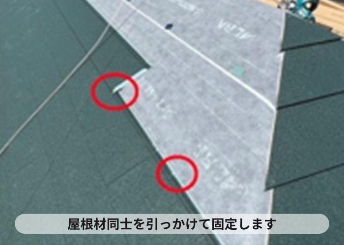 尼崎市　スーパーガルテクトは屋根材同士を引っ掛けビス固定します