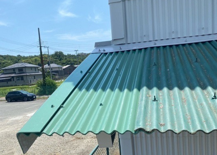 三木市で農業倉庫の庇屋根部分修理で小波スレートを貼りかえた後の様子