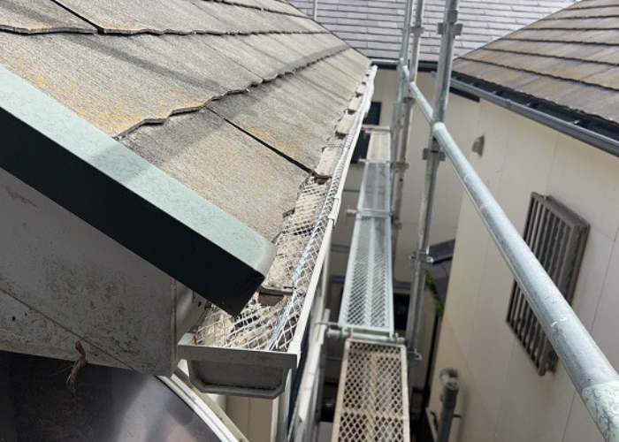 三木市で雨樋に溜まる落ち葉対策として落ち葉除けネット取り付けを行った後の様子