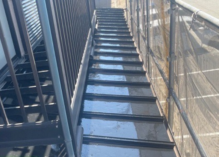 猪名川町　色褪せたトタン製の瓦棒屋根を塗装しリフォームした後の様子