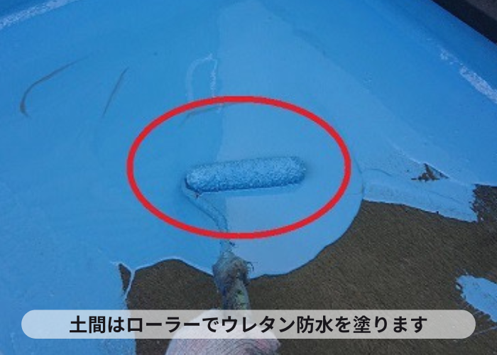 加西市　ベランダ防水工事でウレタン防水を塗っている様子