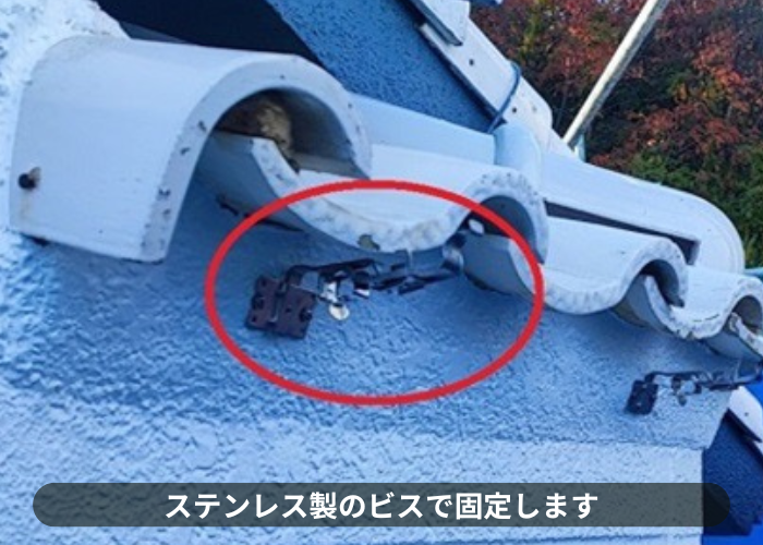 猪名川町　雨樋工事で金具をステンレスビスで固定している様子