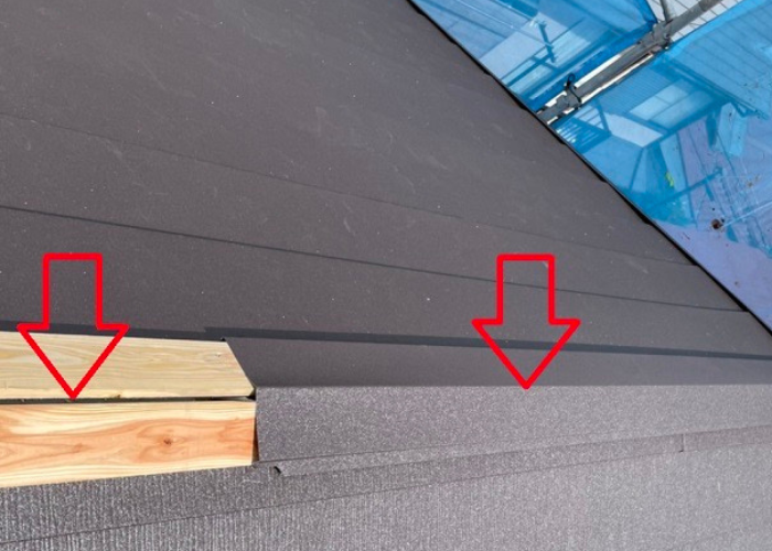 神戸市灘区　スレート屋根のカバー工法で棟板金を取りつけている様子