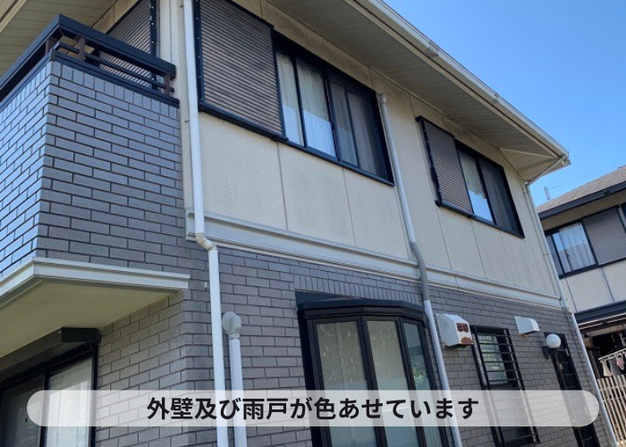 加西市　外壁及び雨戸が色あせている様子