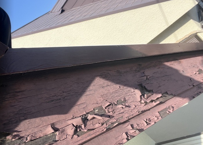 猪名川町　破風板が古くンっている様子
