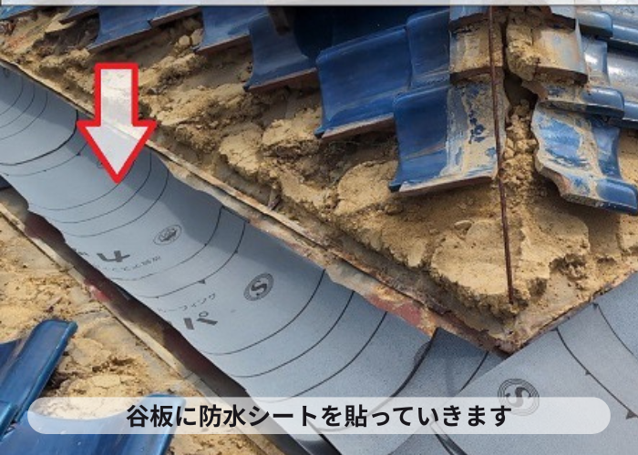 西脇市　谷板に防水シートを貼っている様子