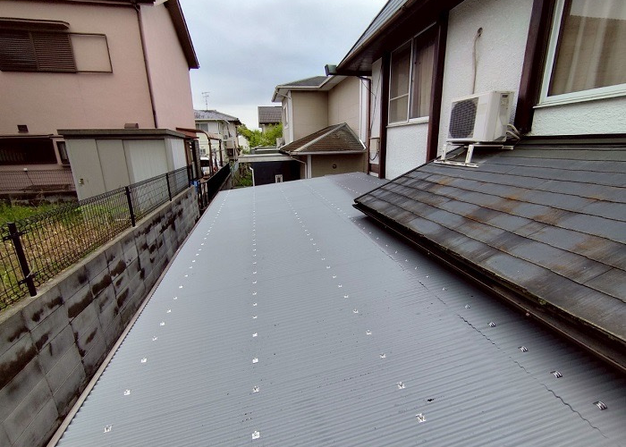 三木市で小波鉄板を用いてガレージ屋根の塩ビ製波板を張り替えた後の様子