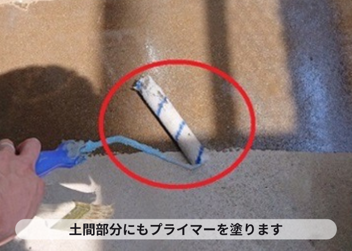 西宮市　ベランダ防水工事で目地のあるベランダ床にプライマー塗布