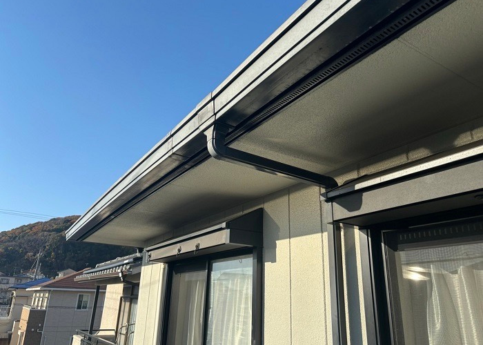 猪名川町　木製破風板の剥がれを解消するために破風板板金巻き工事を行う前の様子