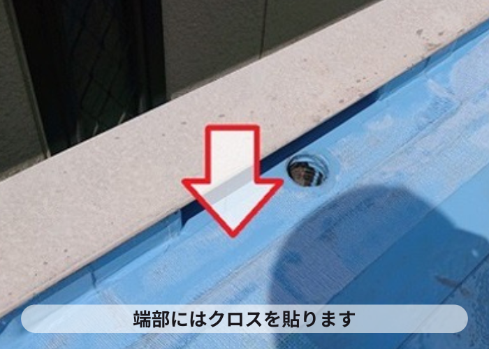 尼崎市　塩ビシート防水の端部にクロスを貼っていきます