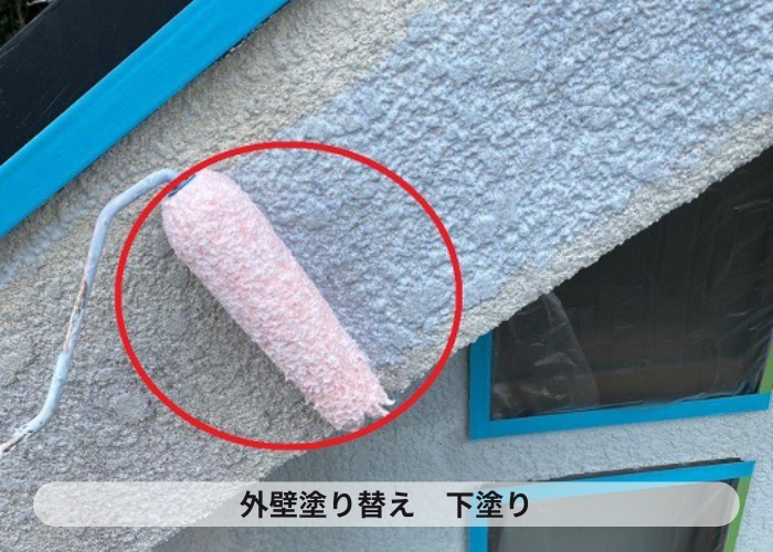尼崎市　外壁塗り替えで下塗りをしている様子