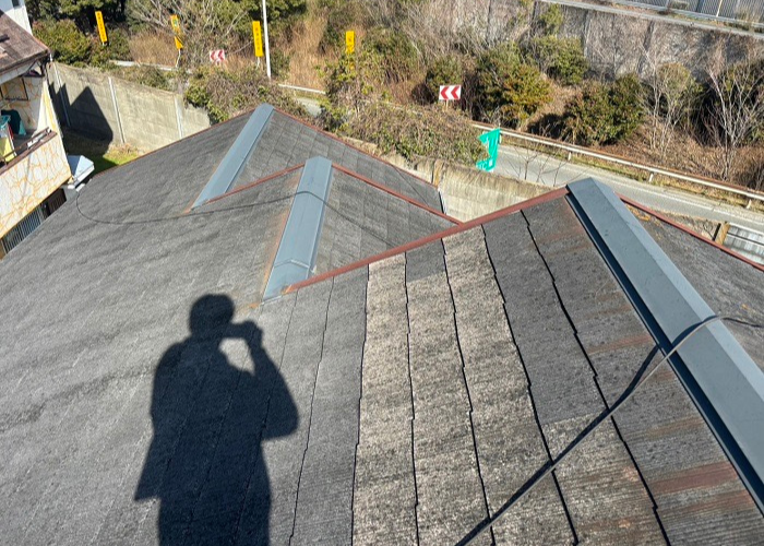 猪名川町　雨漏りしている戸建ての部分的な屋根重ね葺き工事を行う前の様子