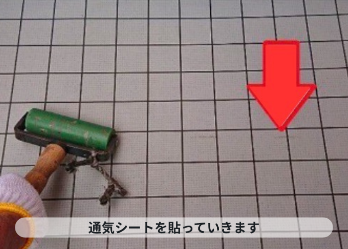 市川町　ベランダ床に通気シートを貼っている様子