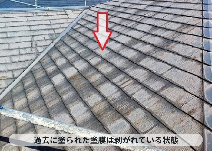 三木市　屋根の塗膜が剥がれている様子