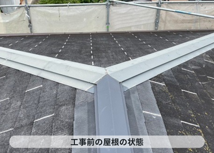 伊丹市で台風断熱対策となるカバー工法を行うスレート屋根の様子